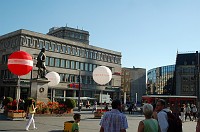  This is the market place (Marktplatz) in Halle with their famous son, composer Friedrich Händel.